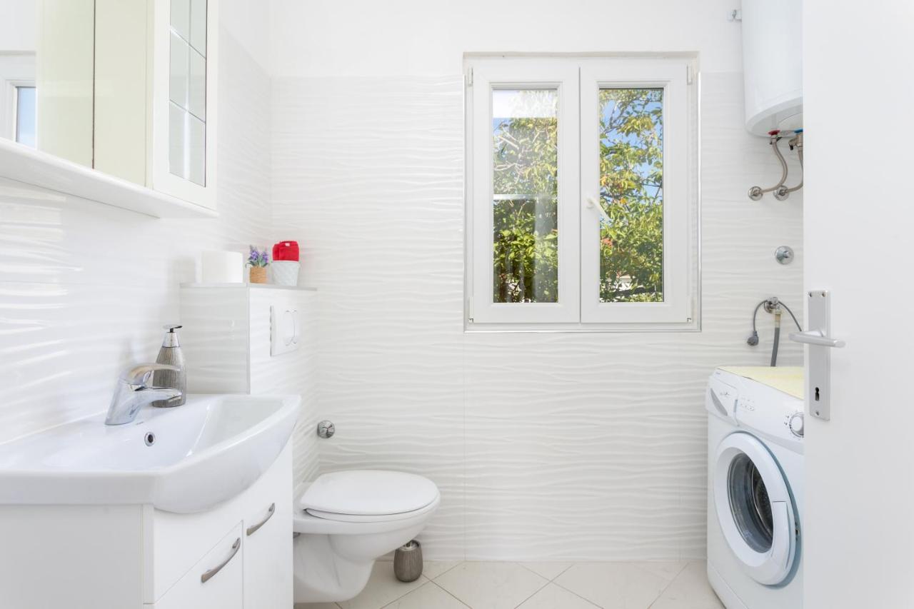 Apartments By The Sea Seget Vranjica, Trogir - 1038 외부 사진