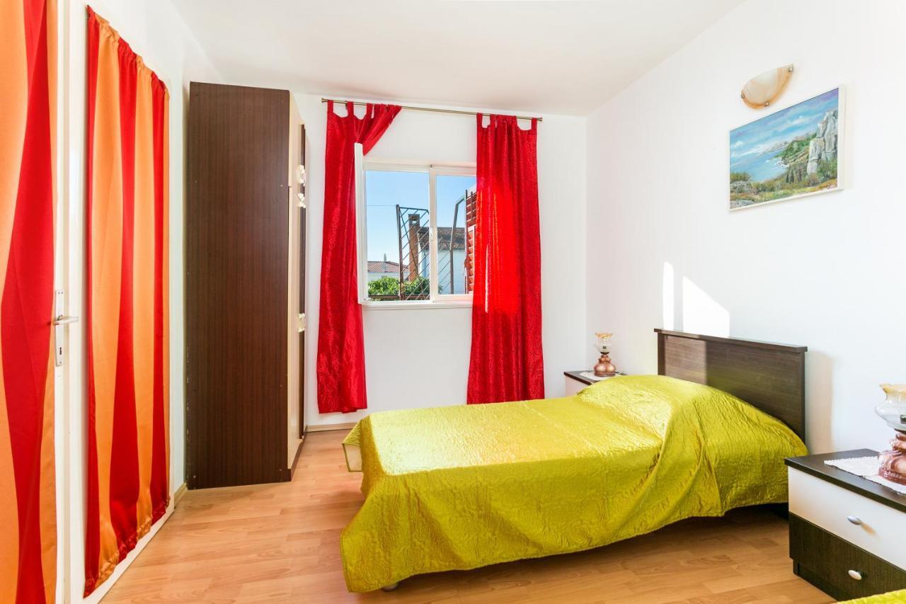 Apartments By The Sea Seget Vranjica, Trogir - 1038 외부 사진