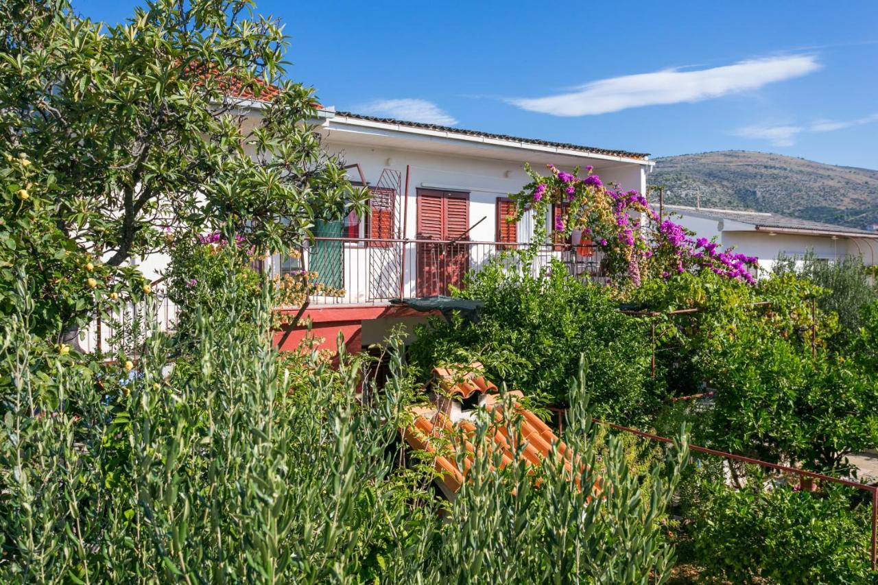 Apartments By The Sea Seget Vranjica, Trogir - 1038 외부 사진